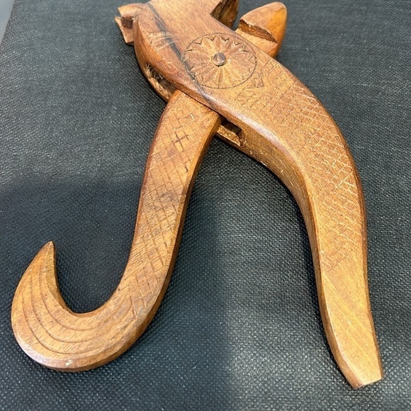 Vintage hand Carved Squirrel Wooden Nut Cracker Plier Design Detailed Folk art - Picture 9 of 10